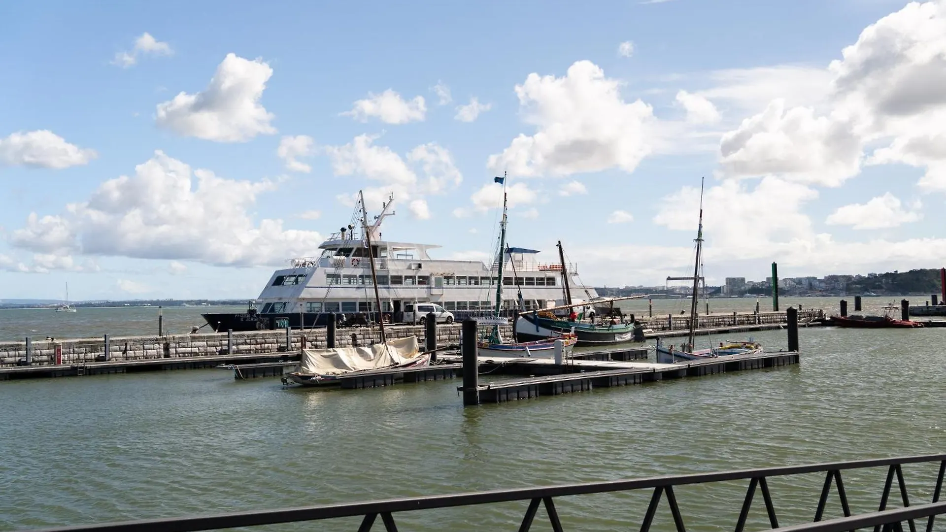 Modern 41Br With Art & Tagus River Views Portugal