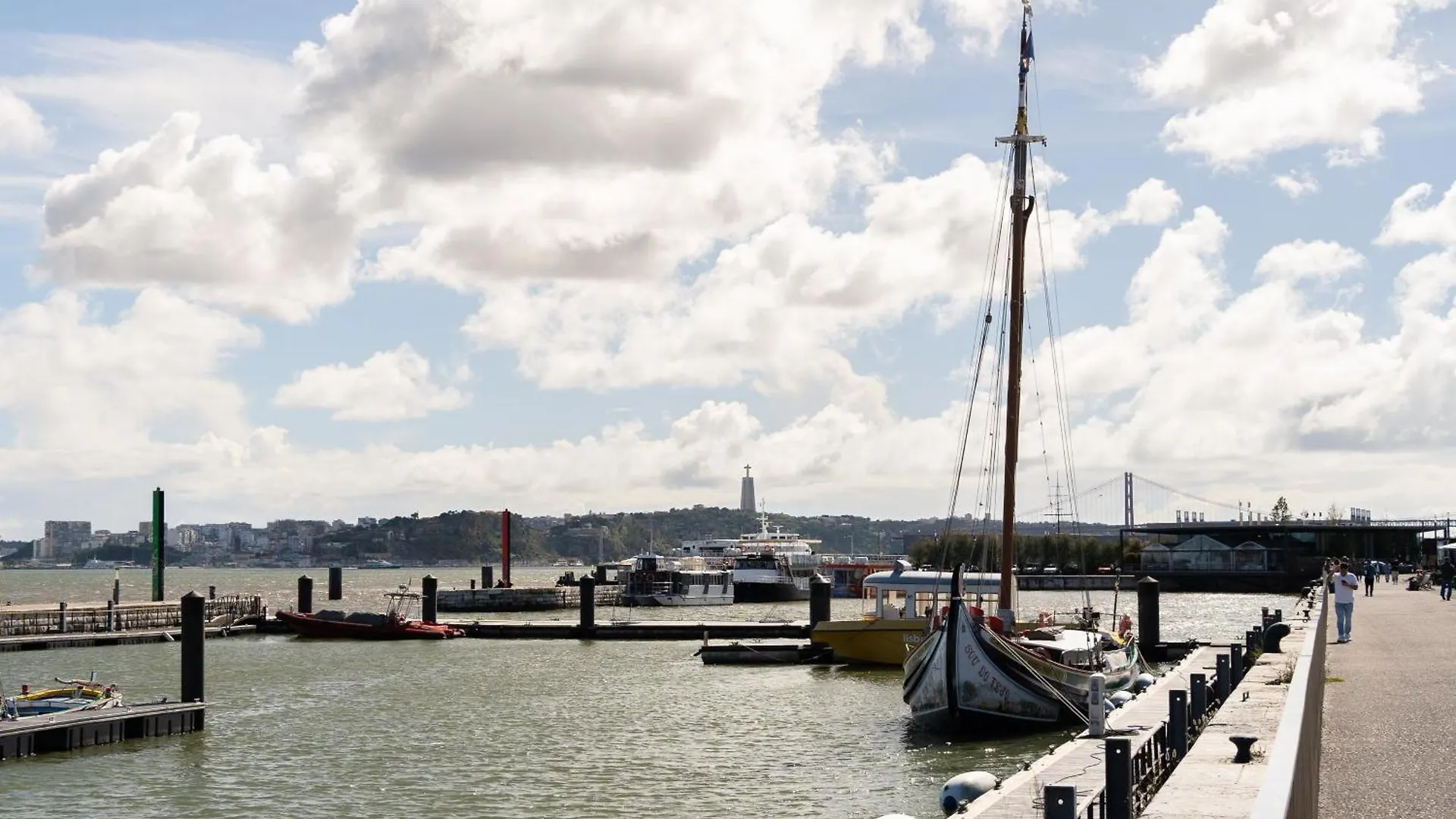 Apartament Modern 41Br With Art & Tagus River Views